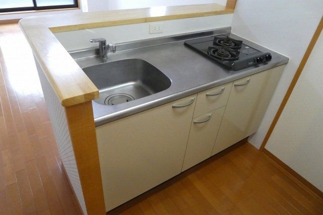 キッチン　ガスコンロ2口付きのシステムキッチンです。