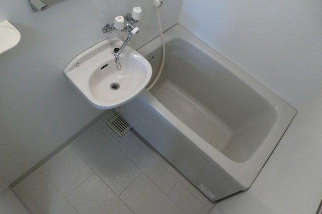 バス・シャワールーム　洗面台付きの浴室です。