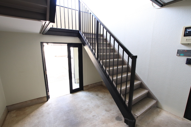 エントランス　建物内に階段があるのは嬉しいですね♪