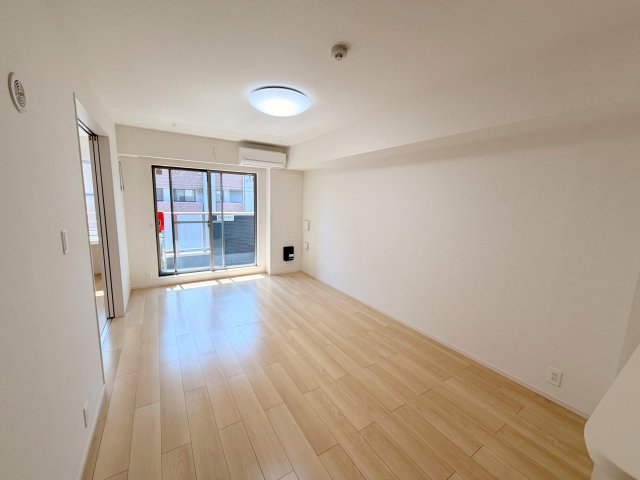 居室・リビング　明るく広々としたリビングです。