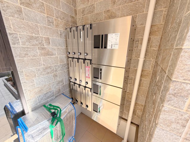 ロビー　ロビーにある各部屋毎のメールボックス。