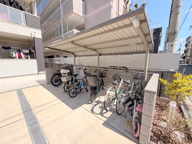 駐車場　敷地内には入居者専用の駐輪スペースもあります。