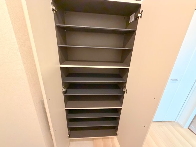 収納　大きいシューズボックスは靴がいっぱい入れれますね。