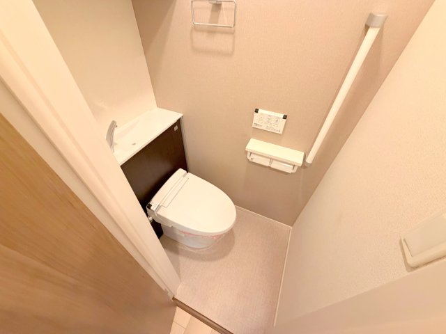 トイレ　綺麗なトイレにはウォシュレット標準装備です。