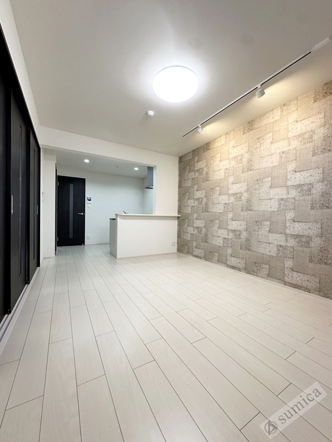 居室・リビング　アクセントクロスとダウンライトがオシャレを演出♪♪