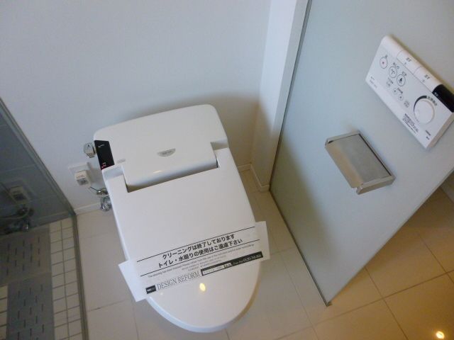 トイレ　落ち着いた色調のトイレです