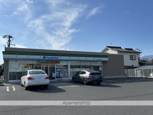 コンビニ　ファミリーマート（コンビニ）まで561m