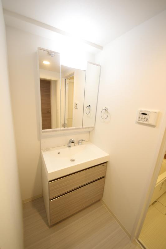 洗面設備　使いやすい独立洗面台です