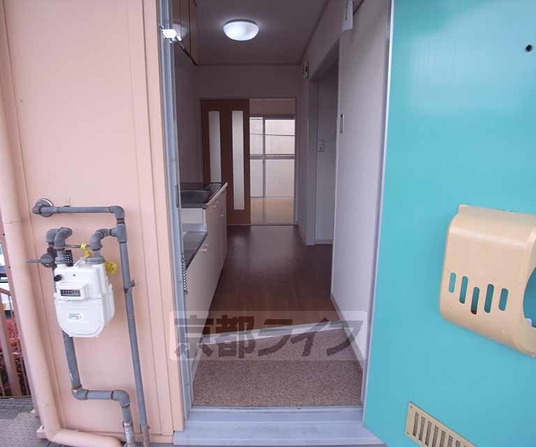 玄関　ターコイズブルーのドア・