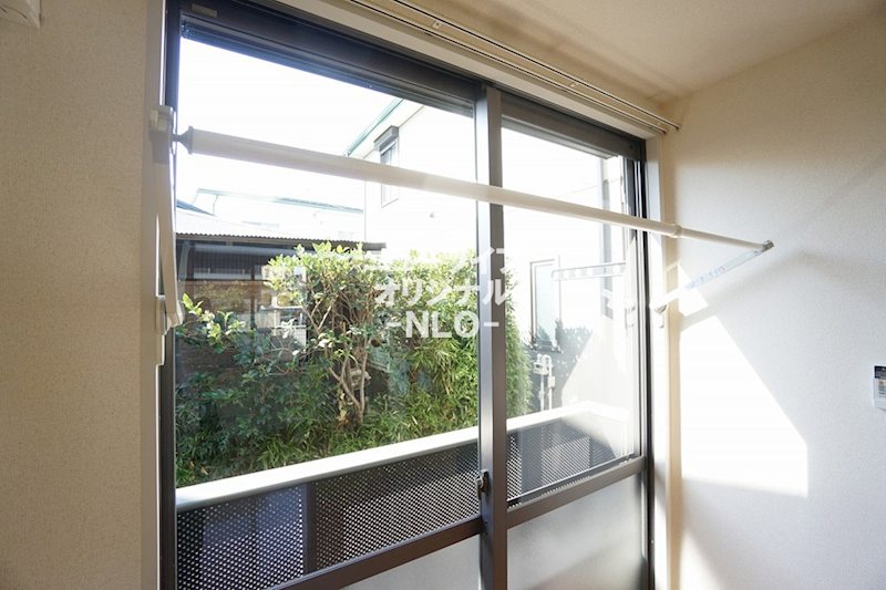 その他設備　雨の日や花粉の季節のお洗濯に役立つ室内物干し付き☆