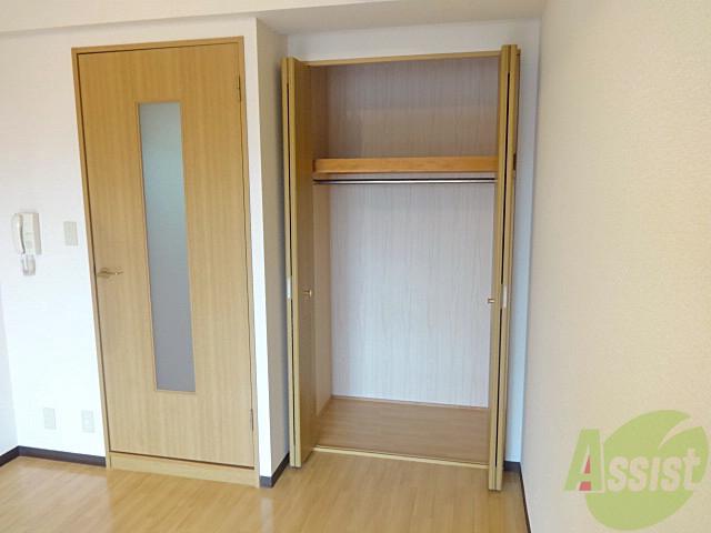 収納　こちらにお荷物を収納していただければお部屋がスッキリしますね