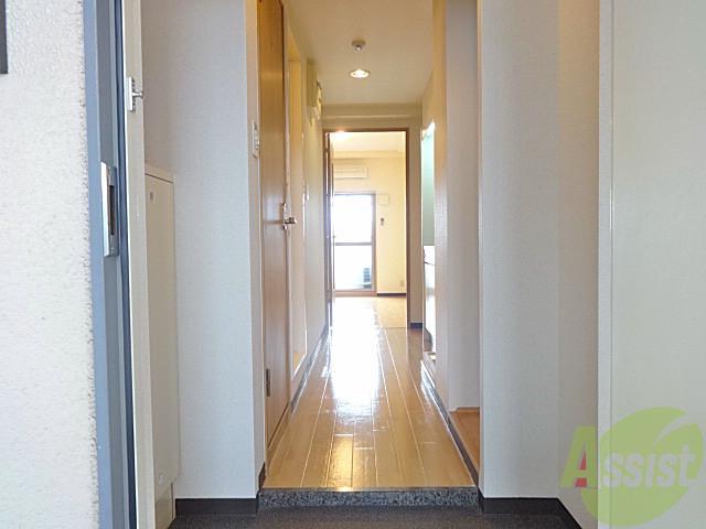 玄関　明るい居室のみえる玄関からの写真です。ゆったりしてますね。