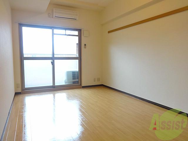 居室・リビング　南向きの明るいお部屋で気持ち良く入居していただけます。