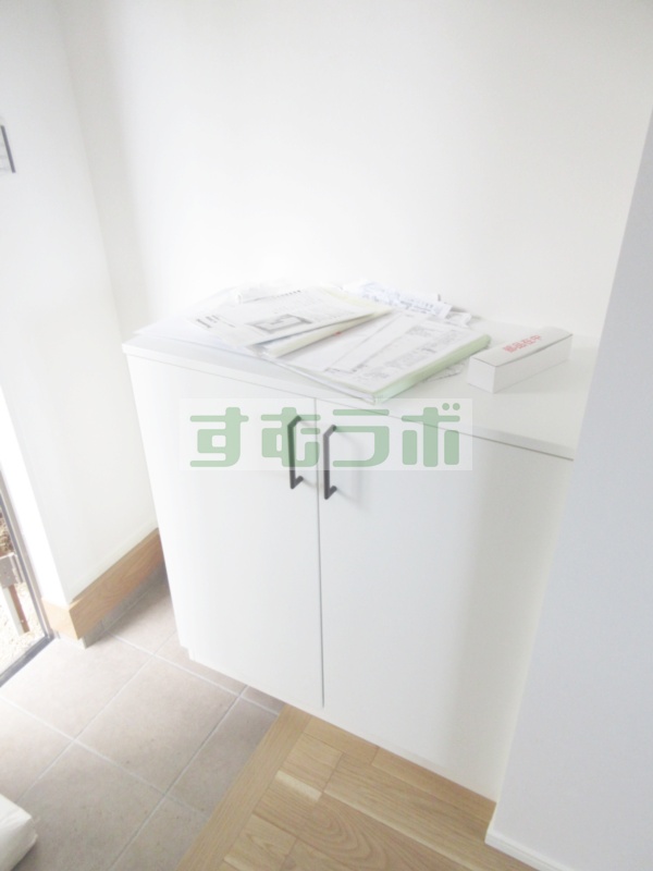 玄関　下駄箱上に小物もおけます！