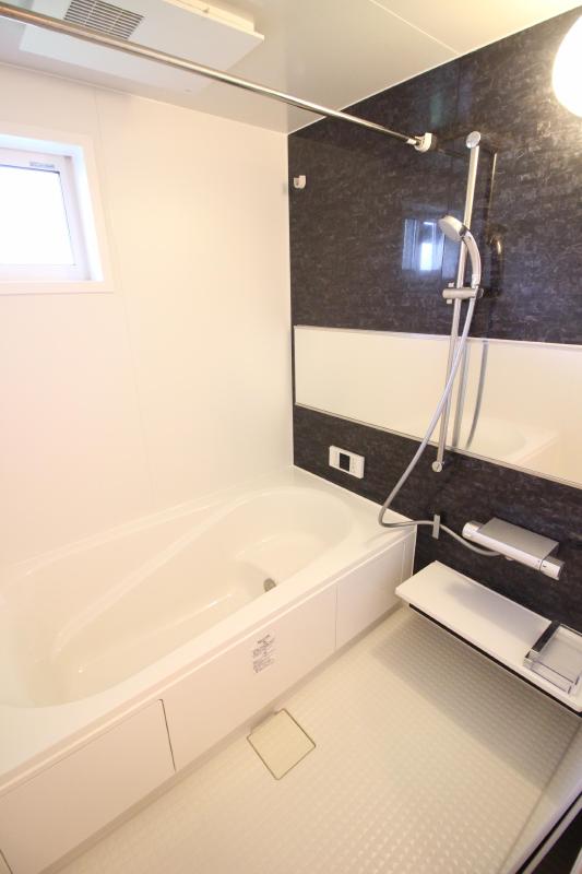 バス・シャワールーム　追い焚き機能、浴室乾燥機付き一坪風呂