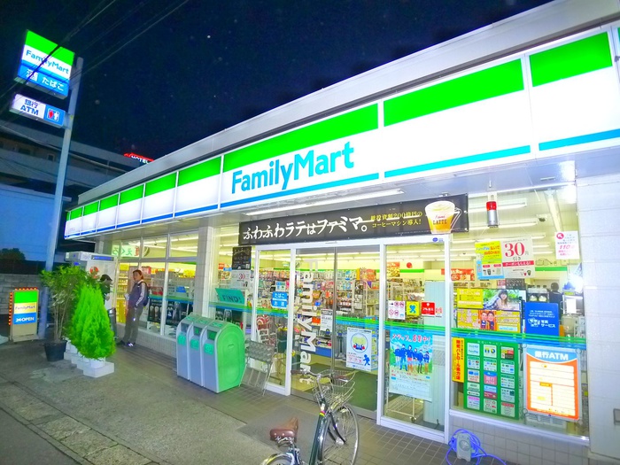 コンビニ　ファミリーマート（コンビニ）まで858m