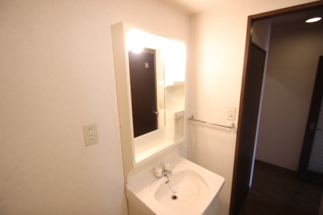 洗面設備　※同物件別部屋の写真です。