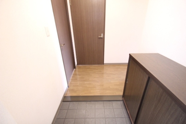 玄関　※同物件別部屋の写真です。