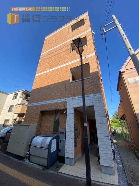 建物外観　青空にオレンジ色が映えますね