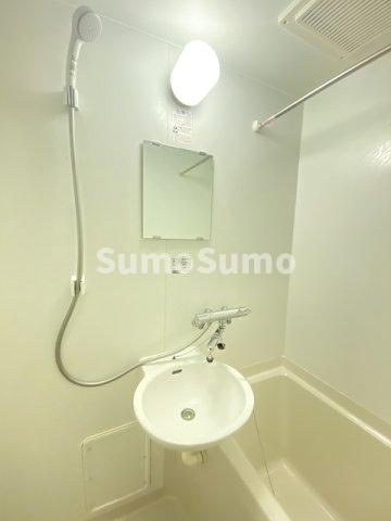 洗面設備　明るい洗面所です