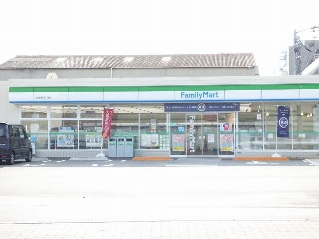 コンビニ　ファミリーマート（コンビニ）まで581m