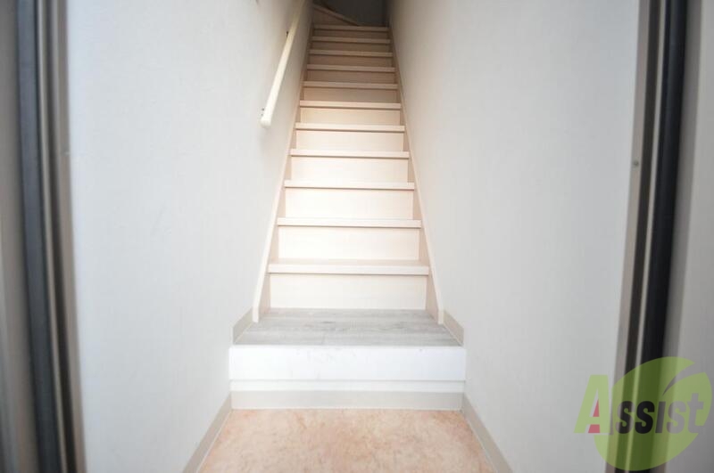 玄関　玄関を開けると階段でお部屋に上がります