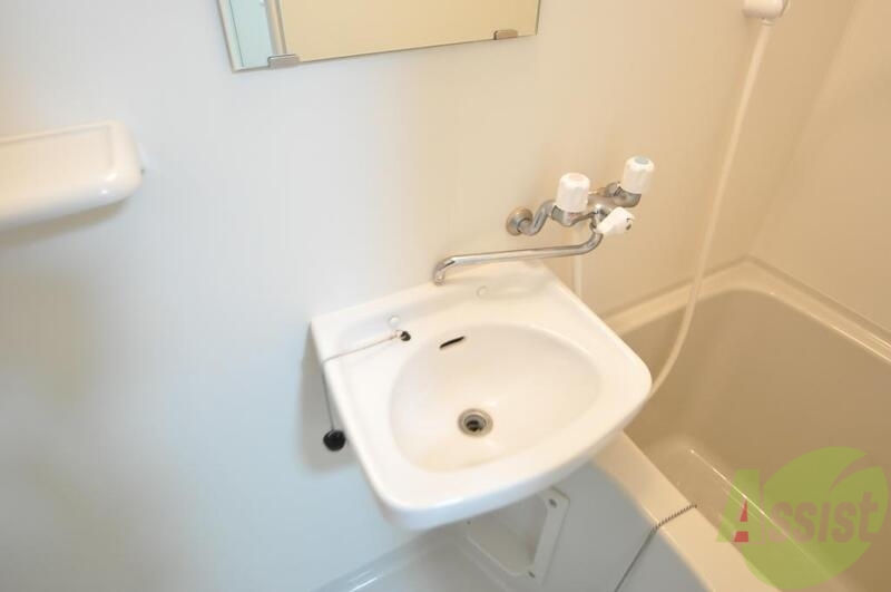 洗面設備　洗面台は嬉しい鏡付きです