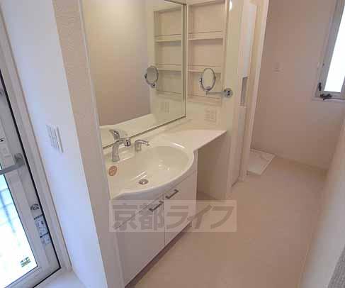 洗面設備　大きい独立洗面台です。