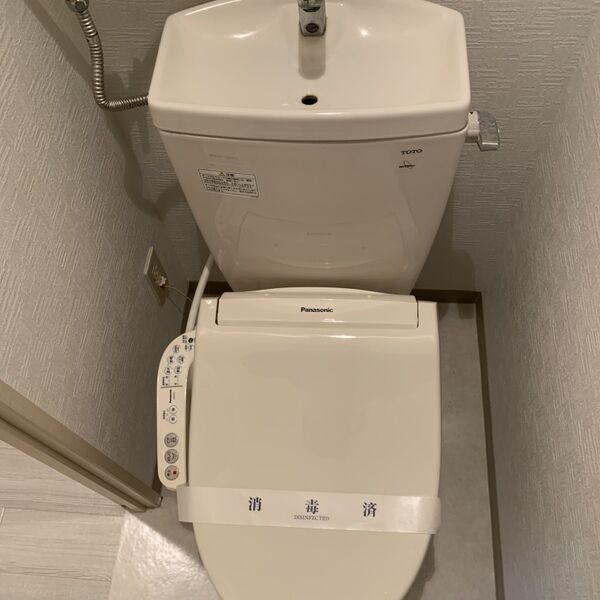 トイレ　嬉しいウォシュレット付きのトイレ！便座温かいですよ♪