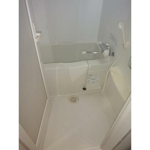 バス・シャワールーム　清潔感のあるバスルームです。