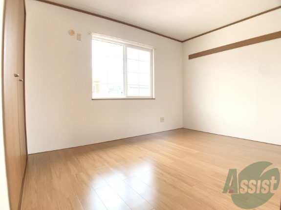 その他部屋・スペース　６帖の洋室は陽がよく差し明るく床もきれいな状態です。