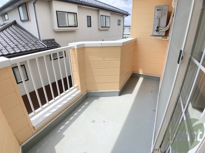 バルコニー　バルコニーはよく陽が当たり気持ちが良いです。