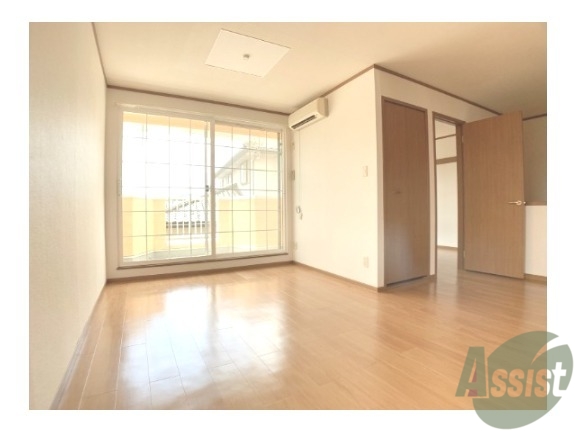 居室・リビング　１１．７帖のリビングは大きな窓のおかげでよく陽が差します。