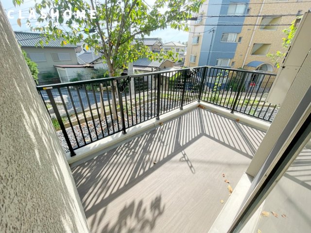 バルコニー　同物件の別部屋になります。