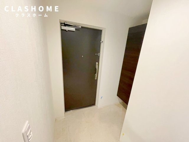 玄関　同物件の別部屋になります。