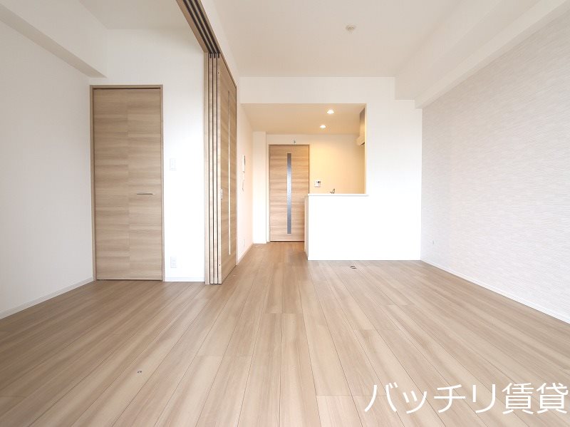 居室・リビング　同物件の別号室になります。現況を優先致します