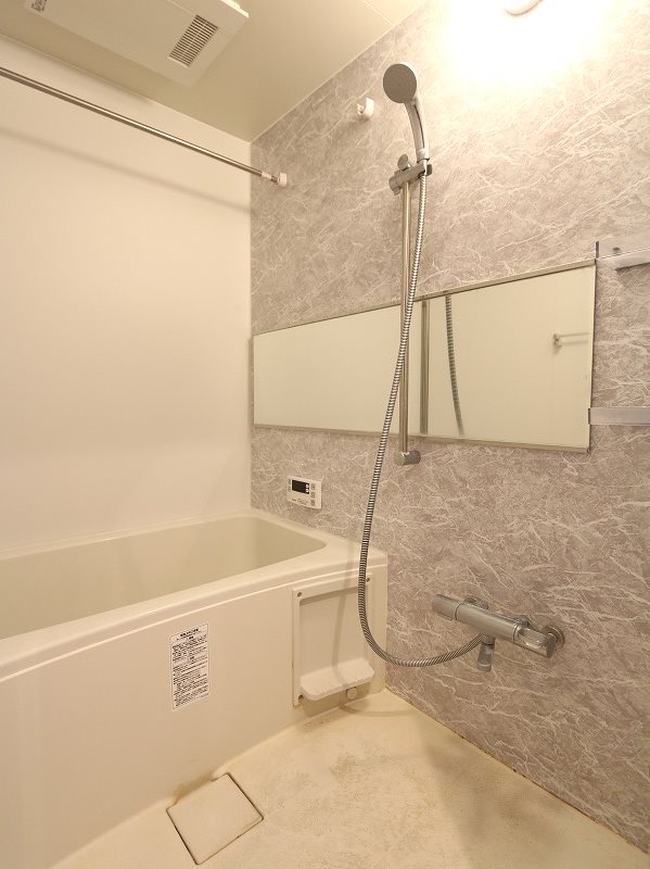バス・シャワールーム　同物件の別号室になります。現況を優先致します。