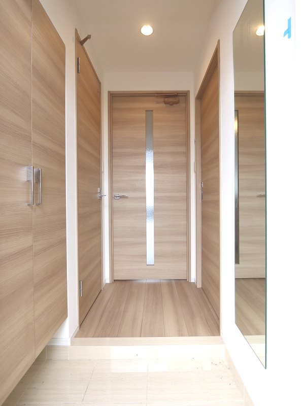 玄関　同物件の別号室になります。現況を優先致します。