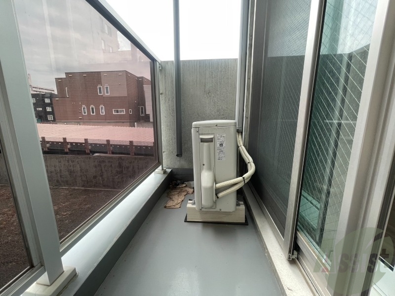 バルコニー　バルコニー。洗濯物がはかどりそうな広さがありますよ。