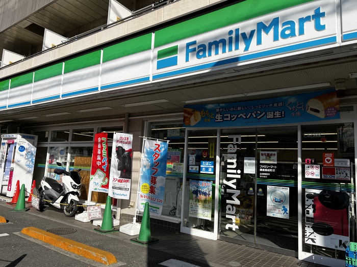 コンビニ　ファミリーマート鎌倉御成町店（コンビニ）まで300m