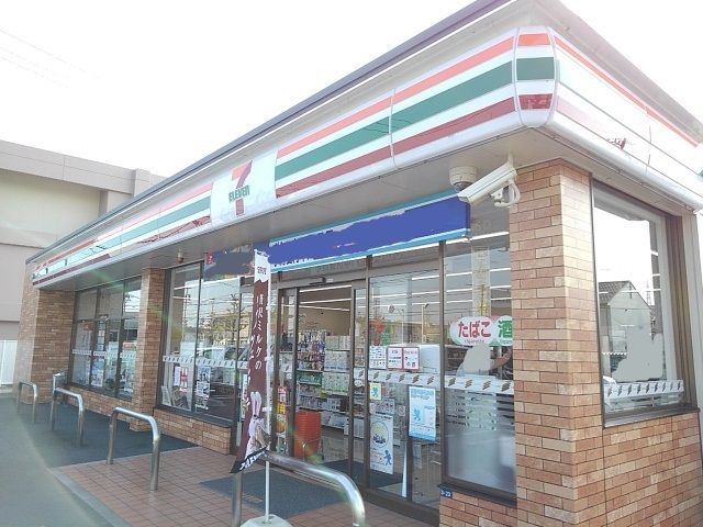コンビニ　セブンイレブン日永西三丁目店（コンビニ）まで500m