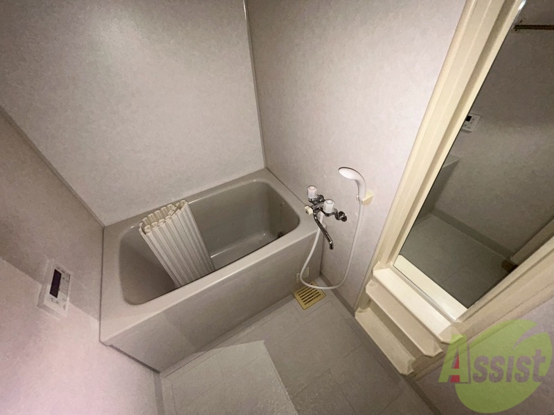 バス・シャワールーム　足を延ばして入れそうな浴槽です。一日の疲れを癒しましょう。