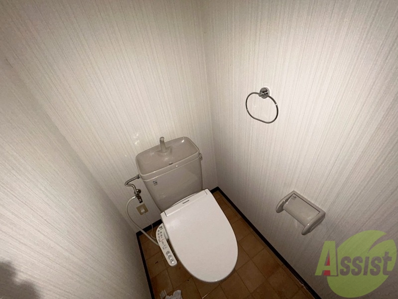 トイレ　温水洗浄便座です。清潔感、広さともに問題無しです。