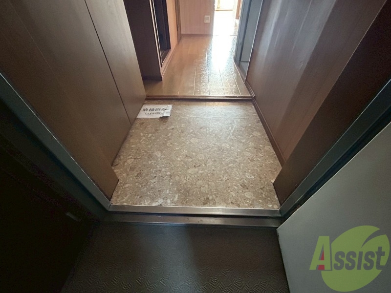 玄関　シンプルな玄関です。立ち回るのに十分なスペースがあります。