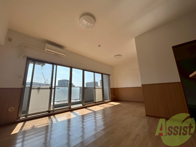 居室・リビング　広々としたリビング。明るく開放的な雰囲気のお部屋です。