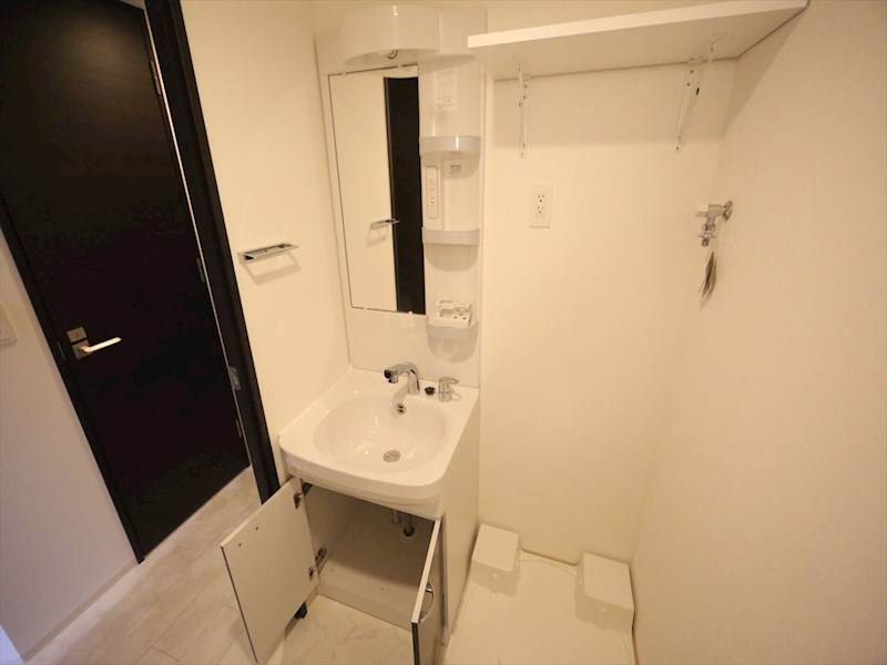 洗面設備　脱衣所　独立洗面台（シャンプードレッサー付）収納スペース有