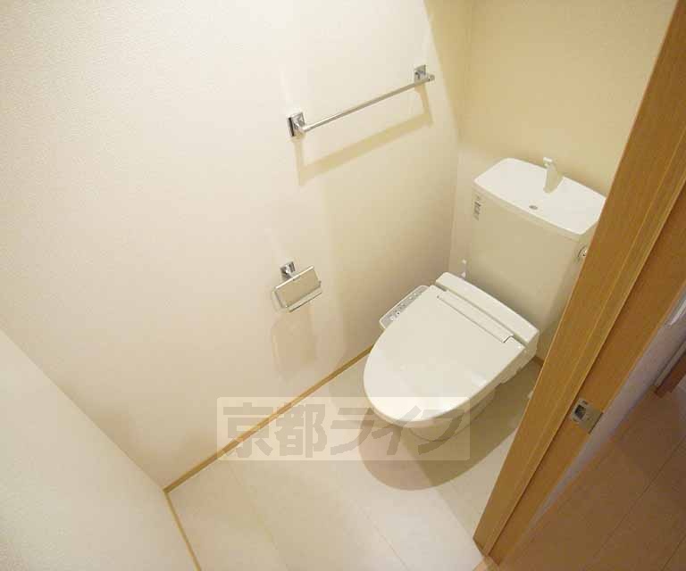 トイレ　嬉しいウォシュレット付きです。