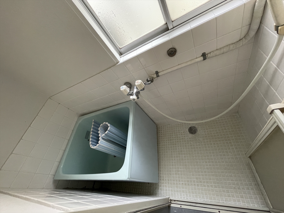 バス・シャワールーム　窓付きの浴室