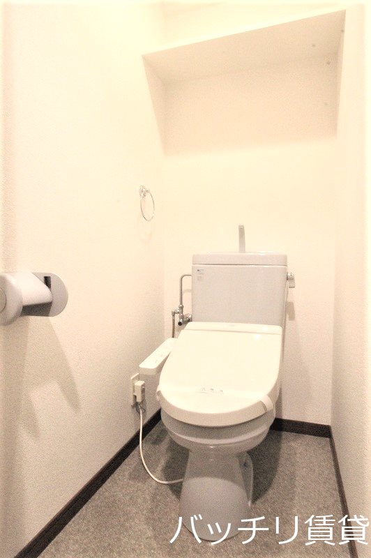 トイレ　画像は別号室タイプの為、現状を優先致します。