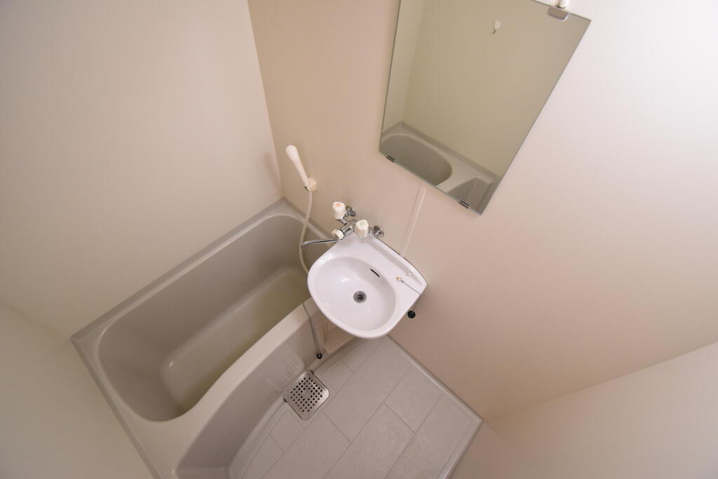 バス・シャワールーム　※同建物の別のお部屋の写真です。